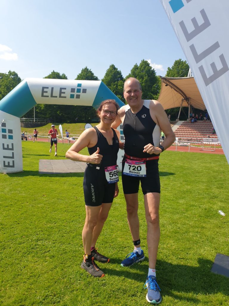 Beim diesjährigen ELE Triathlon Gladbeck am 13. Mai trafen sich Reiner Mackowiak und Susanne Isfort um gemeinsam bei der Volksdistanz anzutreten. Bei bestem Wetter kamen beide mit ihren Leistungen zufrieden ins Ziel.