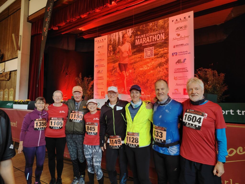 Am 17. Oktober 2026 stellten sich einige Fun Runner und Walker des VfL Gladbeck beim Rothaarsteig-Marathon in Schmallenberg-Fleckenberg einer besonderen sportlichen Herausforderung inmitten der herbstlichen Natur des Rothaargebirges.
Für die Halbmarathonläufer und Walker galt es, 22,6 Kilometer und 421 Höhenmeter zu bewältigen. Die sehr anspruchsvolle Strecke mit zahlreichen Anstiegen und holperigen Waldwegen verlangte den Teilnehmenden einiges an Ausdauer und Durchhaltevermögen ab.